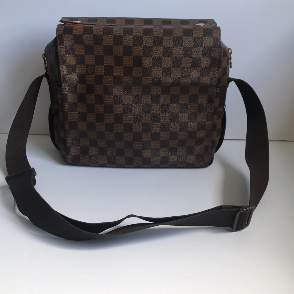 Pre-Love Louis Vuitton Naviglio Messenger Bag in the iconic Damier Ebene
